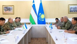 Ruslan Zhaxylykov Meets with Uzbekistan's Defence Minister in Aktau