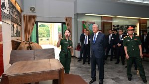 Kassym-Jomart Tokayev Visits Vietnam's Military History Museum